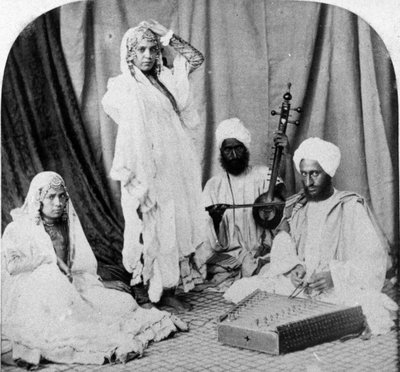 Bailarinas nautch y músicos, c.1860-80 de European Photographer